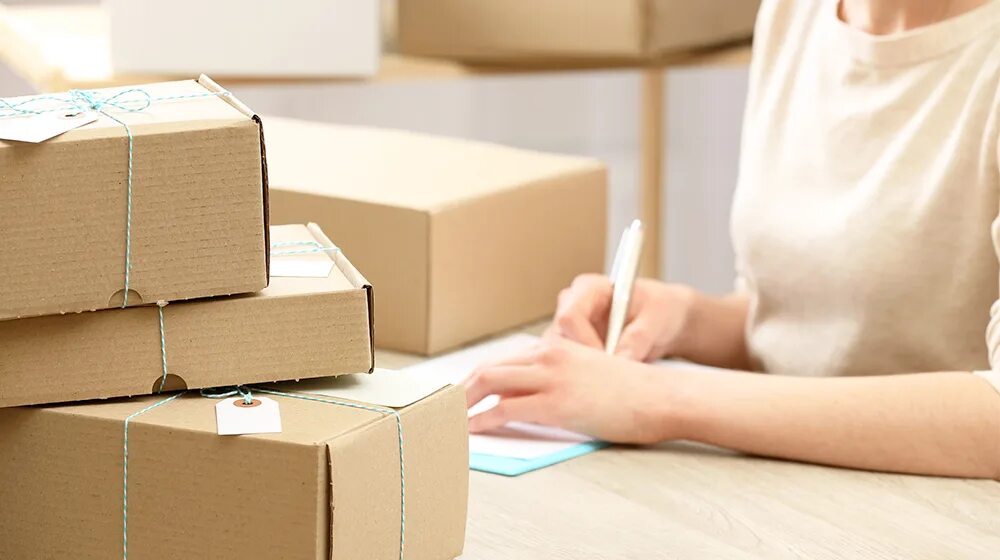 Post shipping. Post shipping. Посылка стоит вертикально. Фотографируют отгрузки. Post shipping.