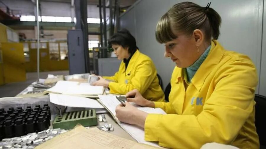 оборонно промыш комплекс ижора. профессия токарь револьверщик. Factory workers in helmets. штамповщик на заводе. работа на оборонном заводе для женщин.