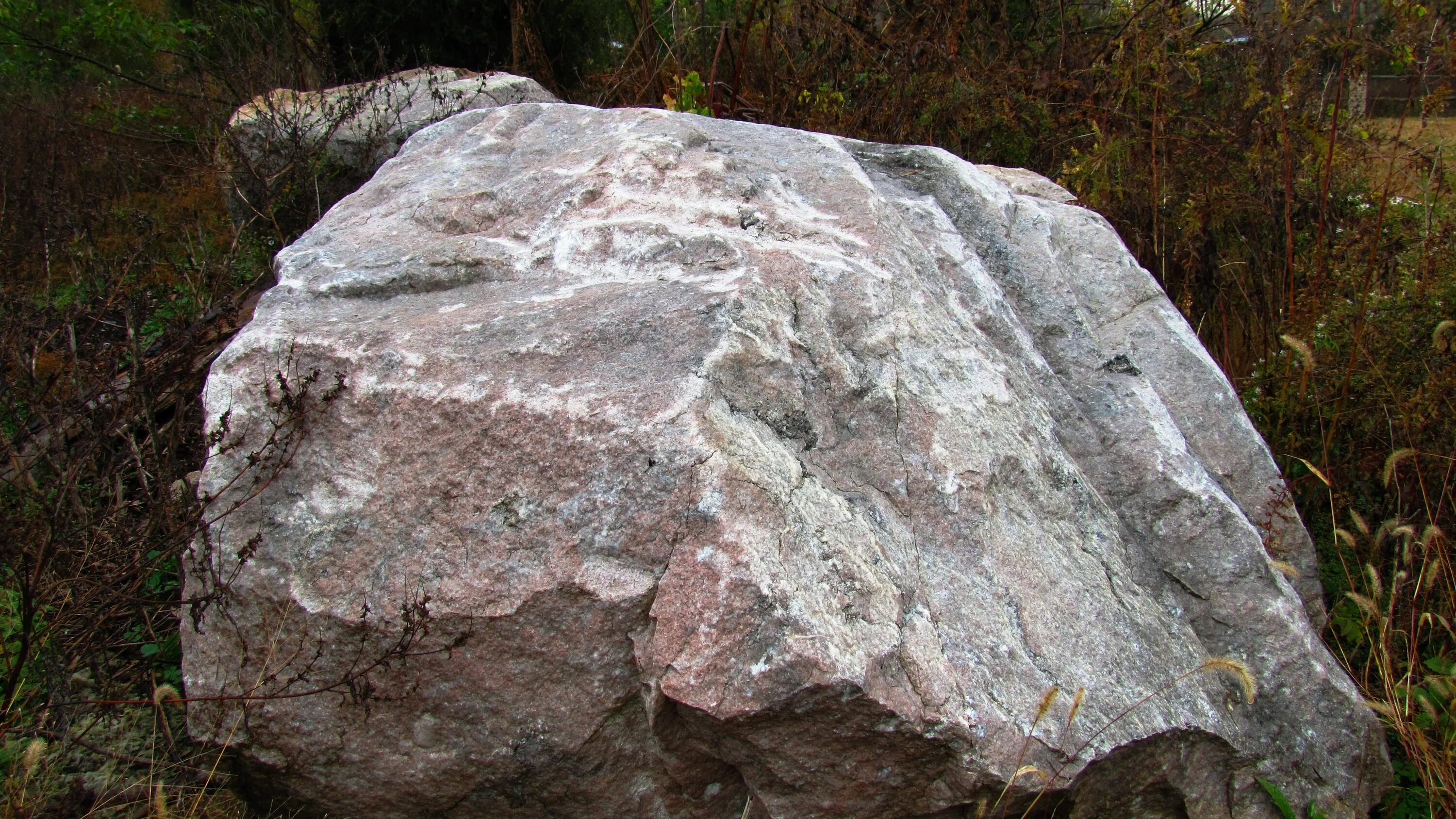 Гиб камень. Камень Уайт Клиффс. Скальная порода. Валун розовый гранит. Глыбы порода.