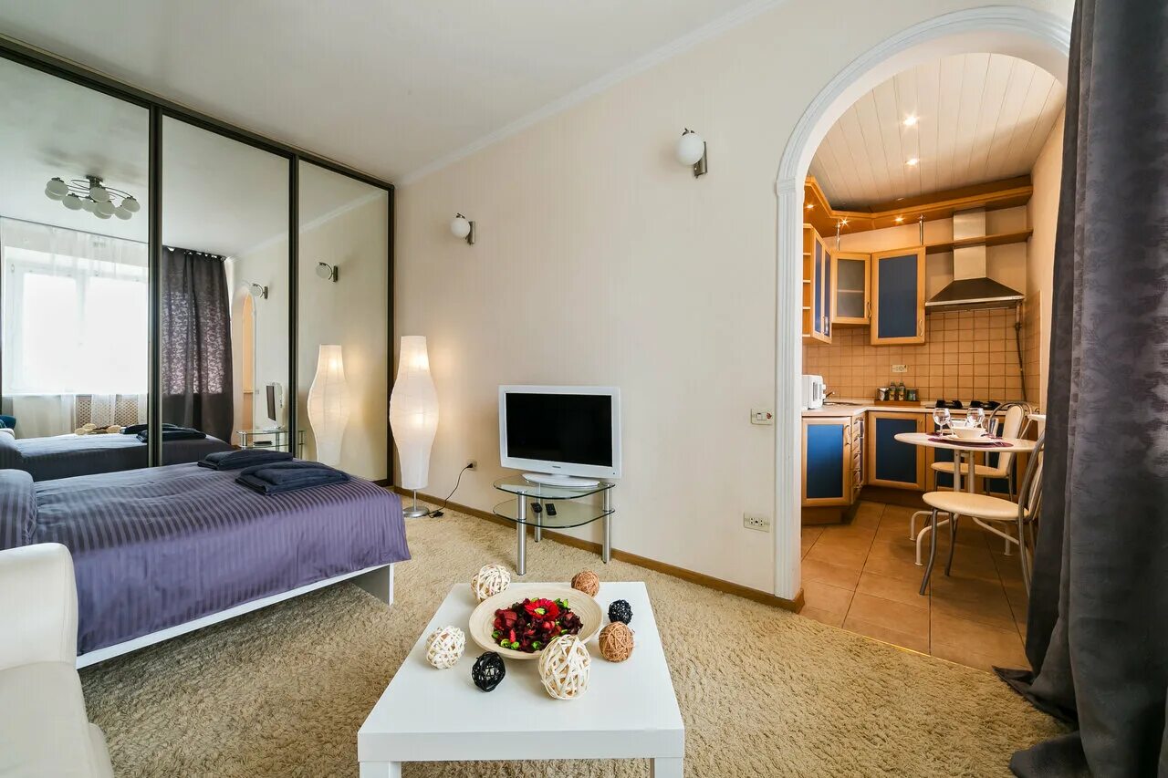 Девушка с ноутбуком. Девушка за ноутбуком. Emperoom. Аренда квартиры red star loft. Гостиницы апарт отели.