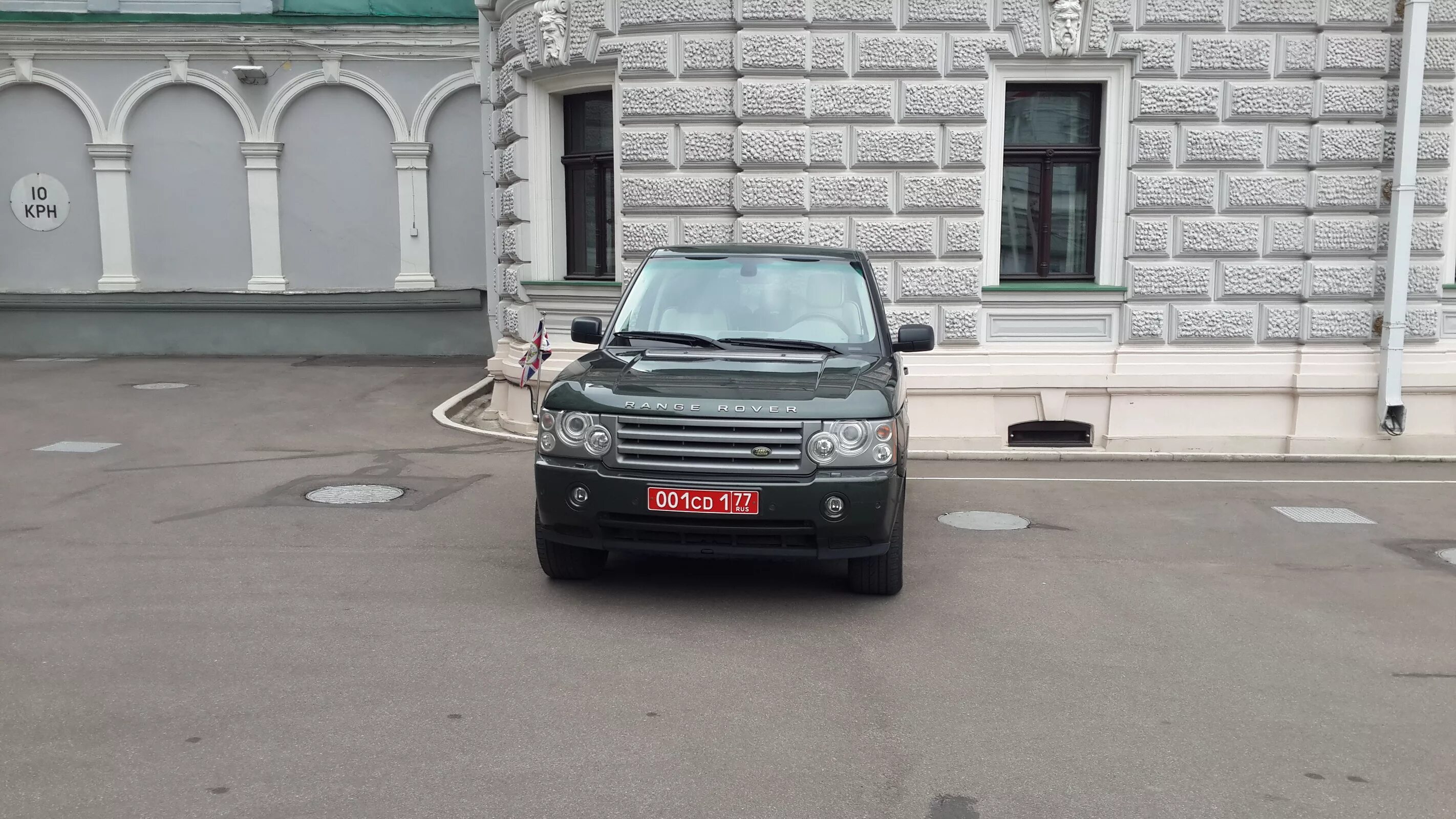 Машина посол. Машина посольства Великобритании. Машина посольства США. Автомобиль посла. Номера машин американского посольства в Москве.