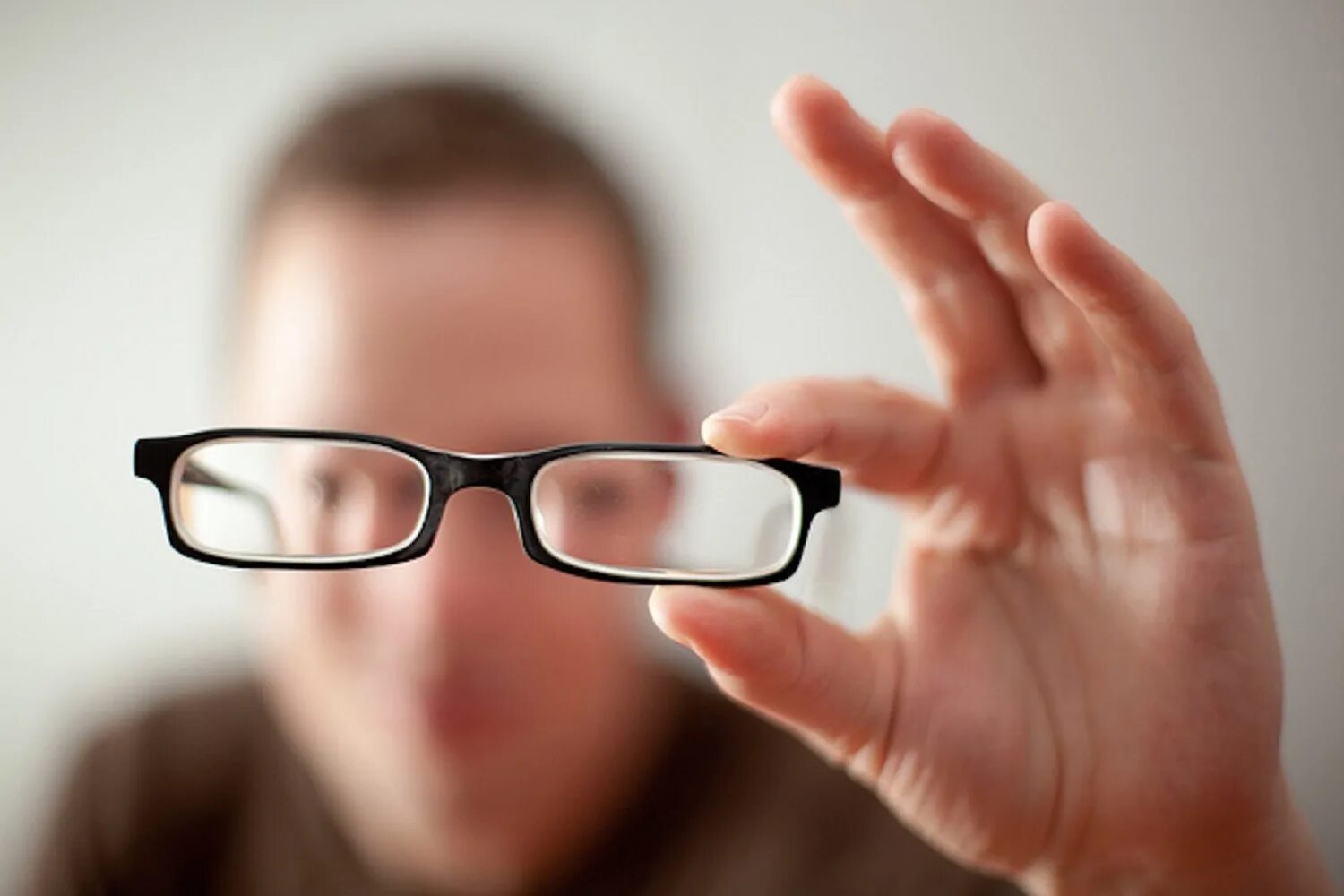 Люди носящие очки знают что когда входишь. Близорукий человек. Нарушение зрения. Человек в очках. Плохое зрение.