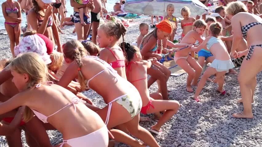 Нудистские детские модели. Жизнь нудистов видео. Китайский нудиский пляж. Девушки на нудистком пляже. Серебряный бор пляж дикий.