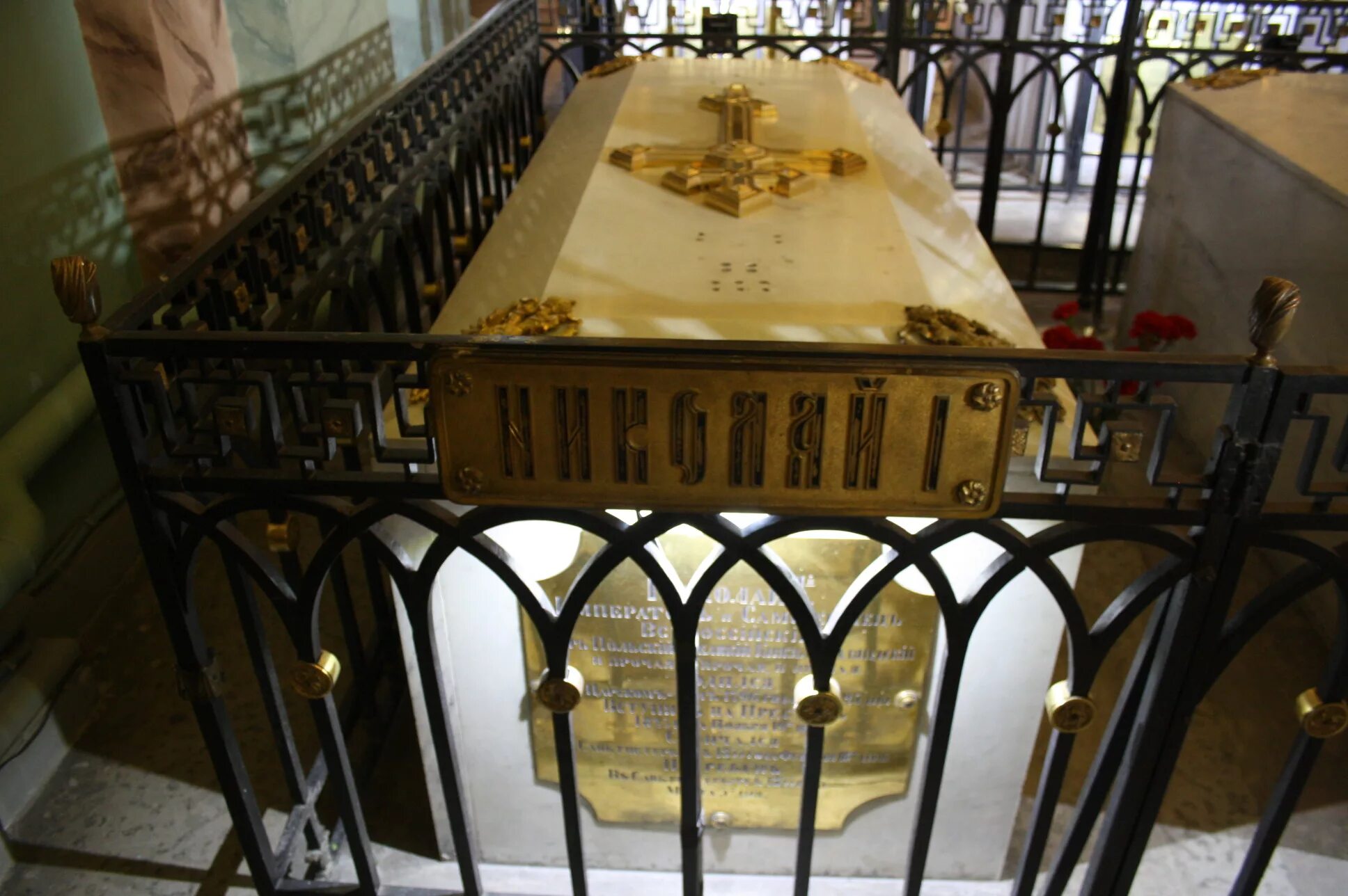 Надгробие петра 1 в петропавловском соборе. Где похоронены императоры. Могила петра 1 в петропавловской крепости. Усыпальница петра 1 в петропавловском соборе в санкт-петербурге. Могила петра 1 в петропавловской крепости.