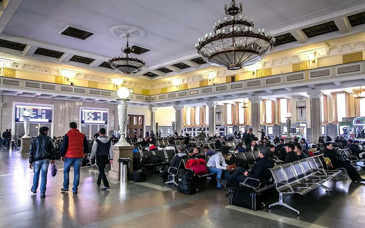 Вокзал «красноярск-пассажирский» зал ожидания. Зале ожидания вокзала была. Ярославский вокзал москва зал ожидания. Омский жд вокзал зал ожидания. Вокзал тверь зал ожидания.