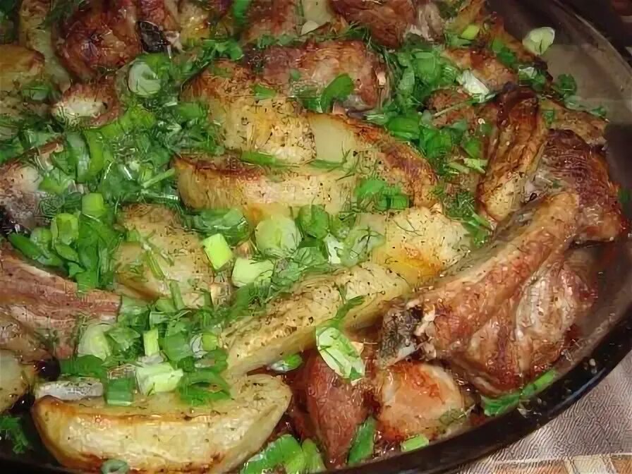 Как приготовить свиные ребрышки с овощами. Рёбрышки с картошкой в духовке. ребрышки с овощами в духовке. картофель с рёбрами в духовке. рёбрышки свиные в духовке с картошкой.