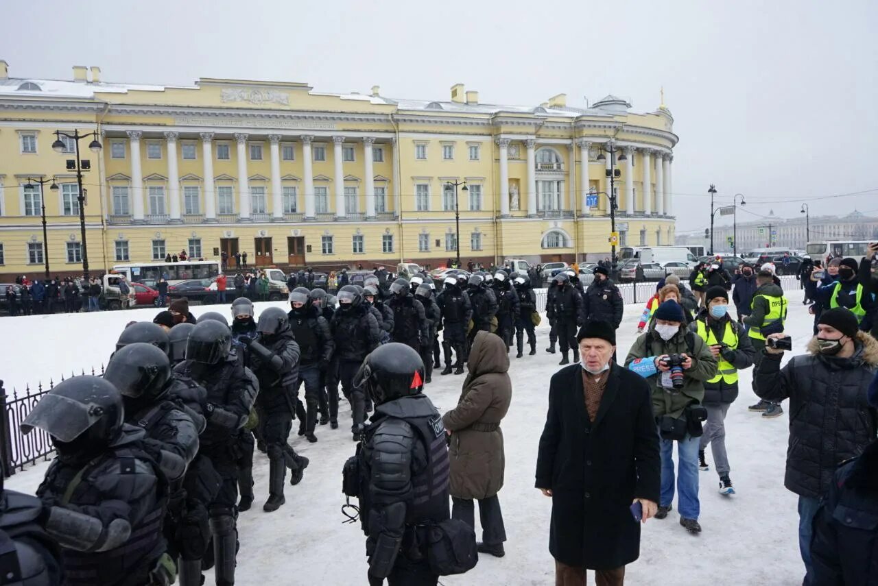 Новости спб сайты. Дворцовая площадь митинг СПБ. Питер Дворцовая площадь сейчас. Митинг в СПБ сегодня на Дворцовой площади. Митинг на Дворцовой площади сейчас.