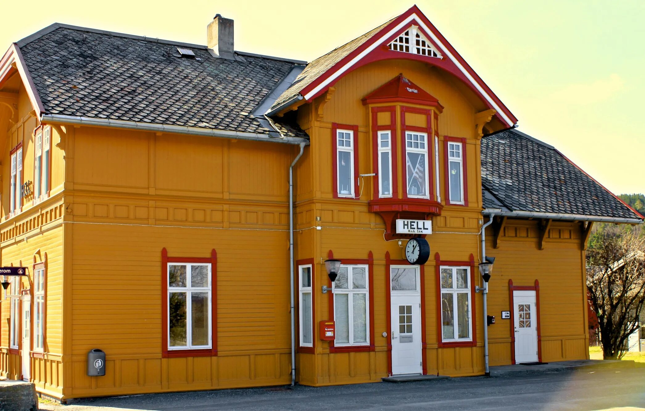 Hell village. Рыжий дом. Желто оранжевый домик. Желтые домики в Дании. Желтые домики на трассе.