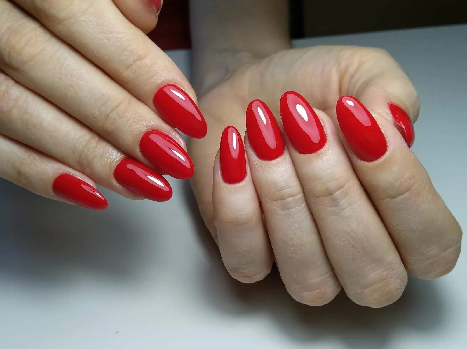 Красный лак. Красный лак для ногтей. Шеллак бордо вишня 2020. Opi гель лак красный. Красивый красный маникюр.