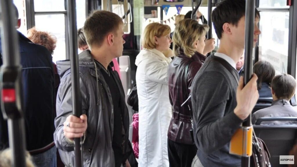 Человек держится за поручень в автобусе. Пассажиры общественного транспорта. Держаться за поручни в автобусе. Поручни в трамвае.