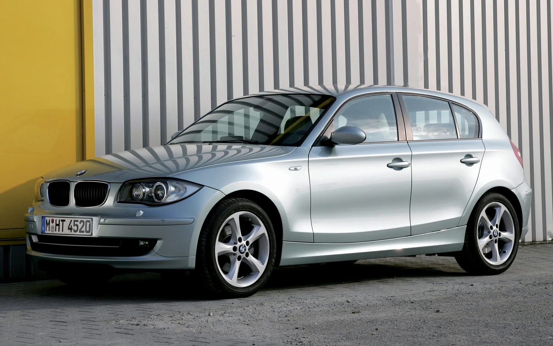 Автомобиль bmw 1. БМВ е87 седан. БМВ копейка е87. BMW e87 2011. БМВ Е 87 2007.