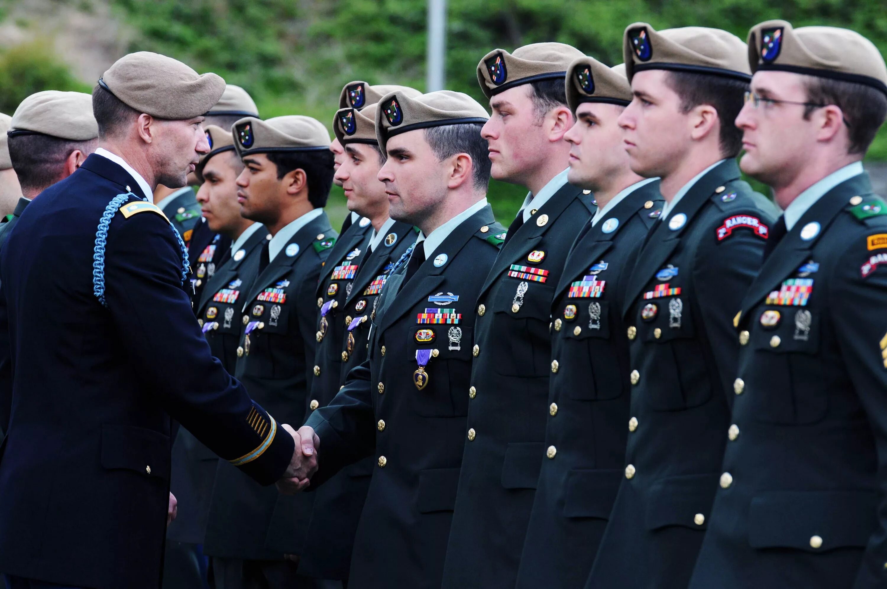 Военно способный. 75 Ranger форма. Береты рейнджеров армии США. Военная форма. Парадная форма США.