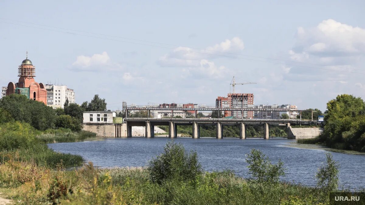 Дамба курган в реальном времени. Река Тобол Курган. Курган река Тобол дамба. Мост Тобол Курган. Набережная реки Тобол в Кургане.