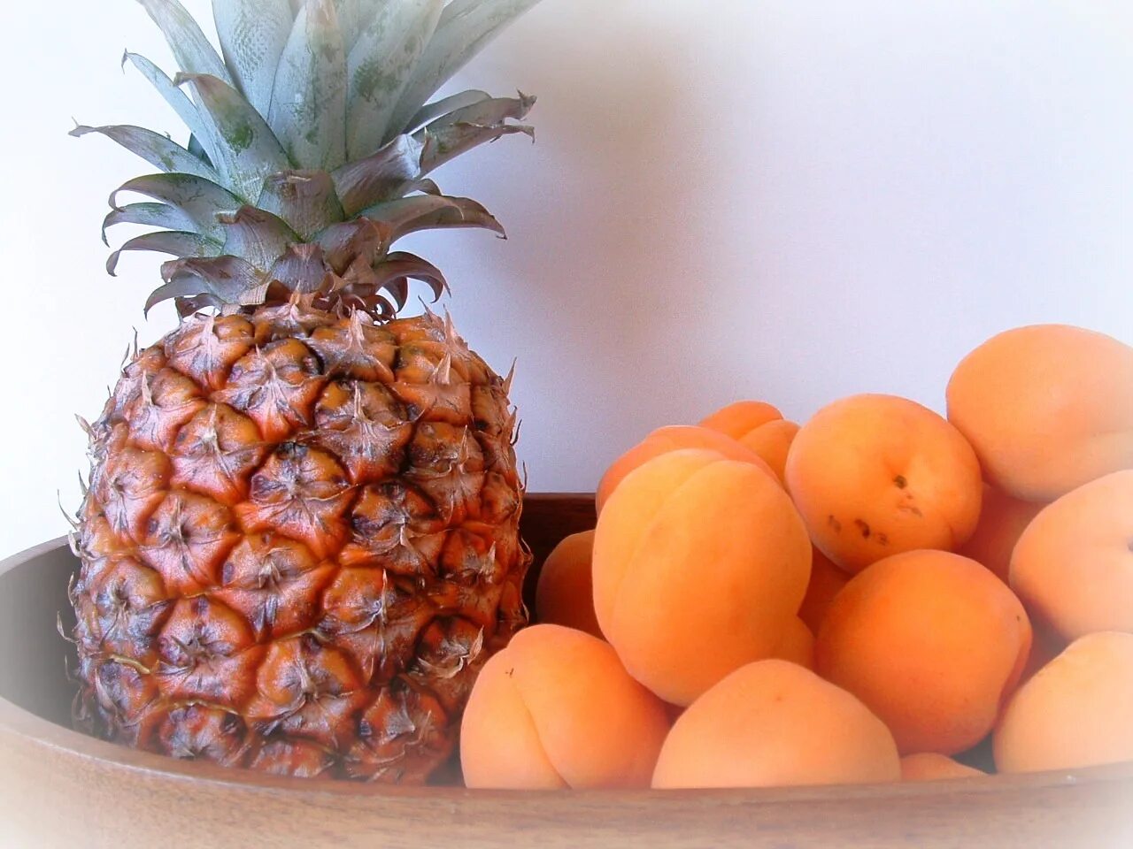 Ананасовый персик. Ананасовый персик. Персик на белом фоне. Pineapple peach. Нектарин ананас.