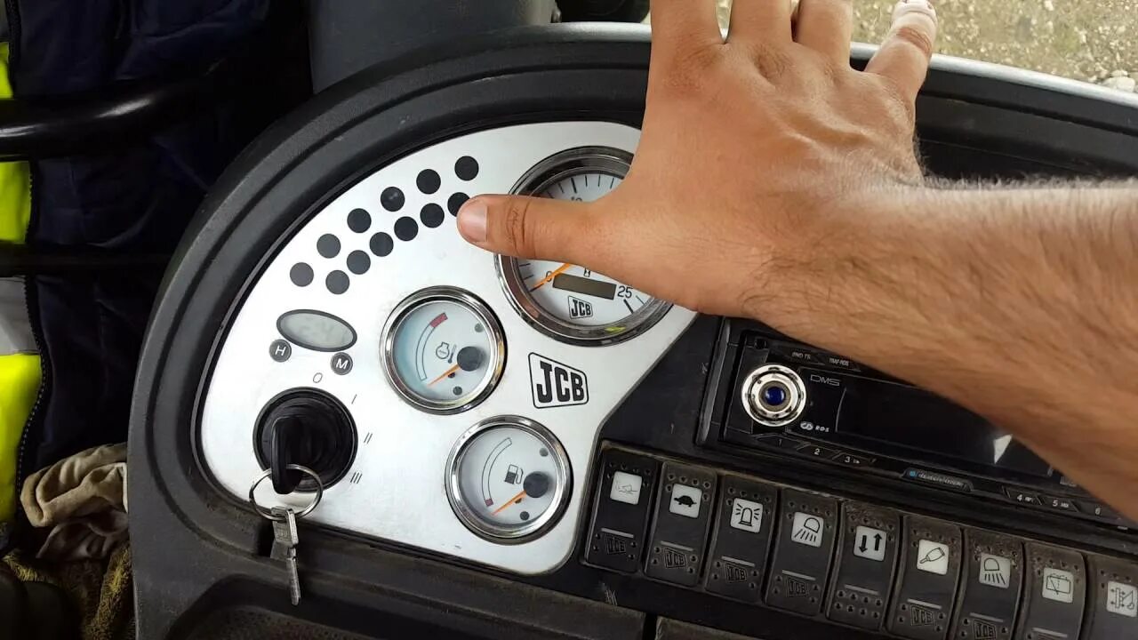 Ошибки jcb 3cx. Приборная панель трактора jcb 3cx. магнитола jcb 3cx. джойстик на jcb 3cx. jcb 3cx eco.