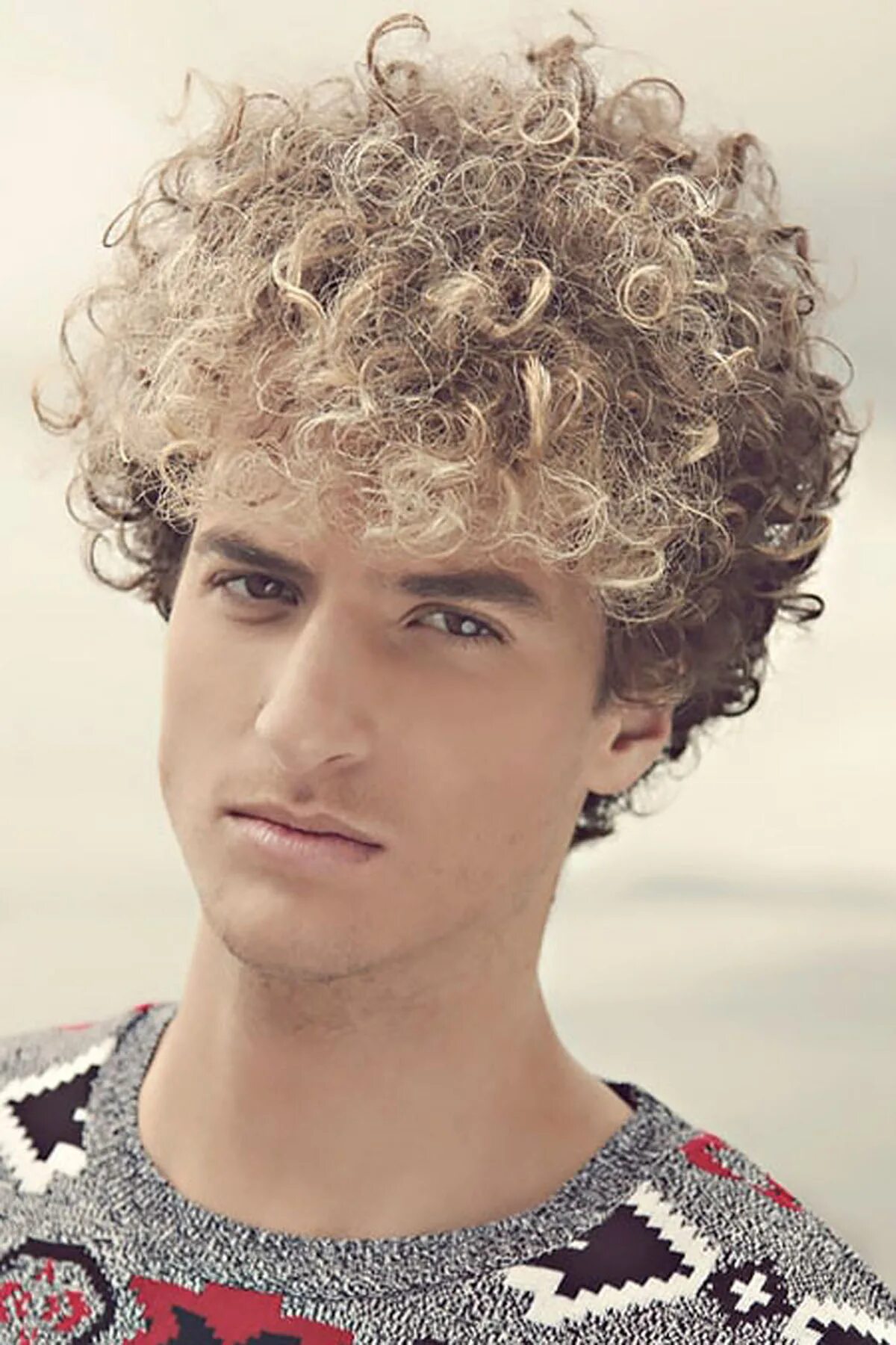 Perm прическа мужская. кучерявые волосы мужские. джейкоб кудрявый.