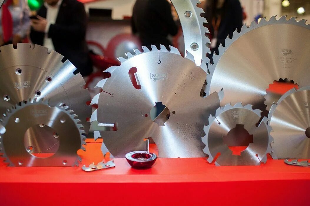 Напайка дисковых пил. Заточка пильных дисков с твердосплавными напайками. Заточка дисковой пилы с победитовыми напайками. Напайки твердосплавные для дисковых пил. Станок для напайки зубья дисковых пил снз-1000 рэ.