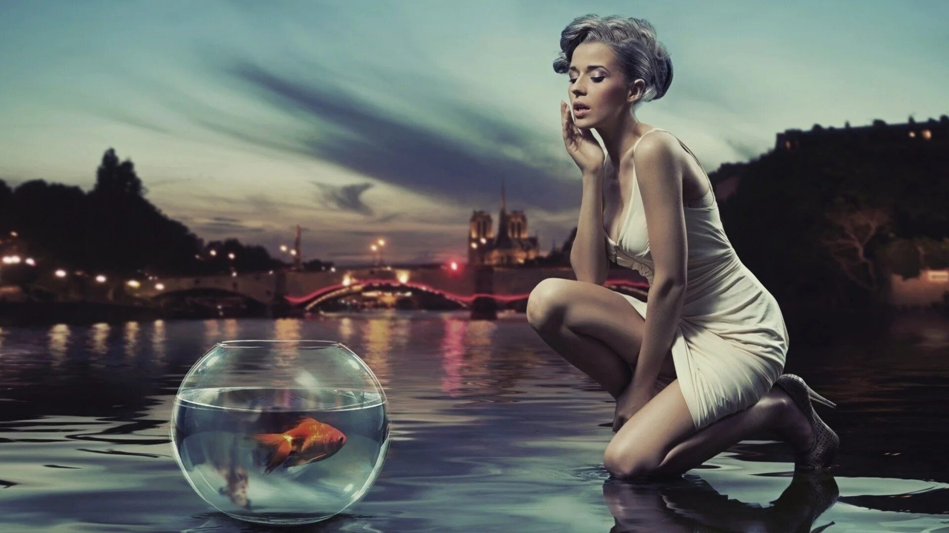 Мужчина исполняет желания. Девушка и Золотая рыбка. Золотая рыбка женщина. Фотосессия с аквариумом. Желание женщины.