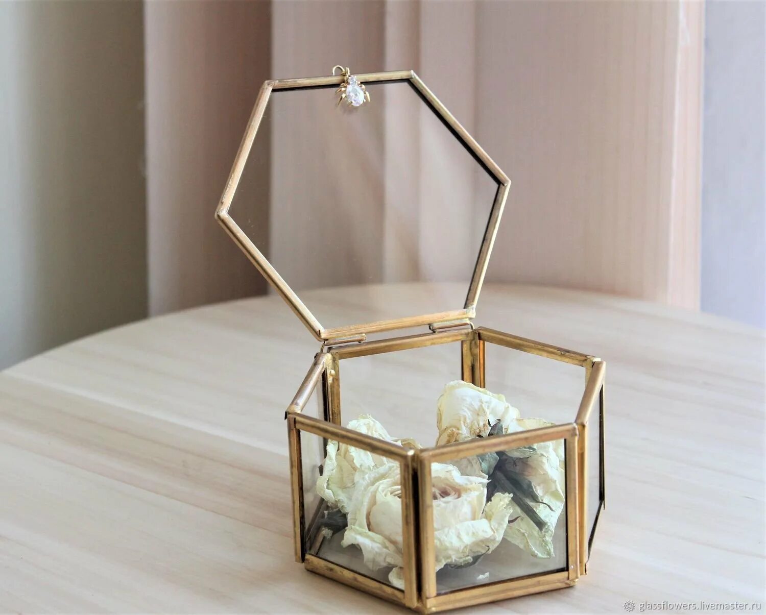 Стеклянный бокс 5х10см. Стеклянные коробки. Шкатулка стеклянная прозрачная. Прозрачная коробочка для колец. Стеклянная шкатулка для драгоценностей.