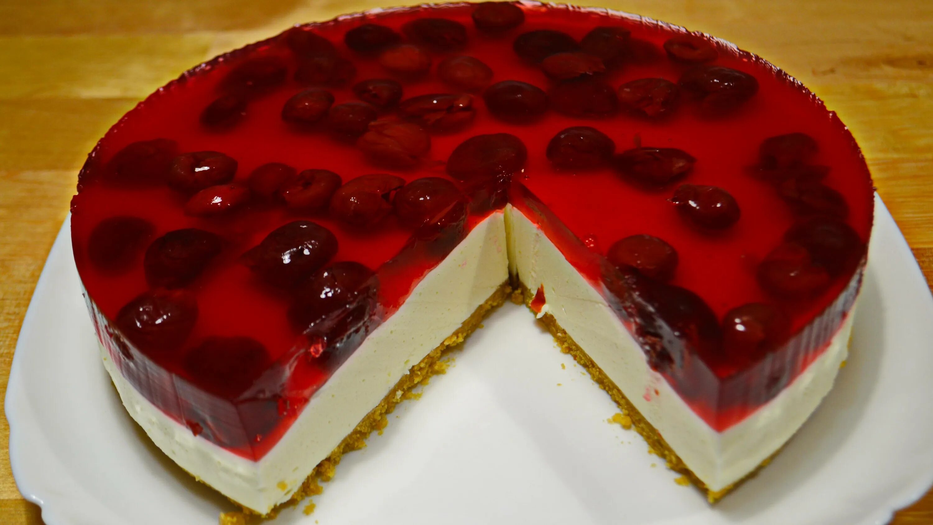 Вишневое желе для торта. Торт вишня без выпечки. Вишневый желейный торт. Торт вишня без выпечки. Торт с вишневым вареньем с желатином.