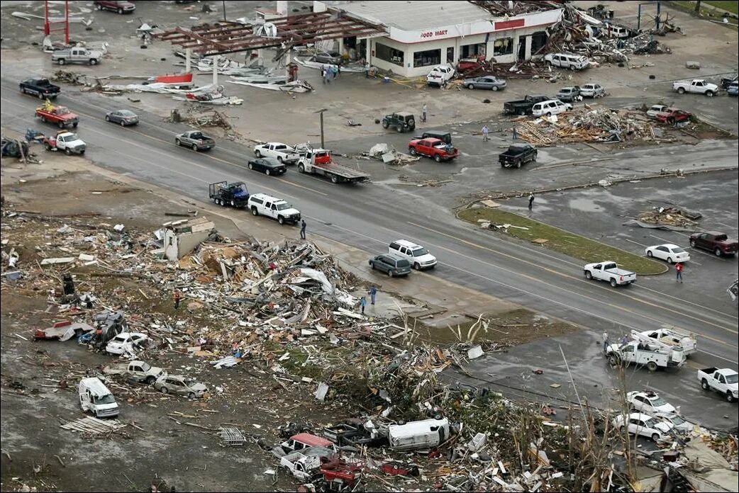 Последствия урагана смерча. Разрушения после Торнадо. Штат Канзас Торнадо. Канзас ураганы.