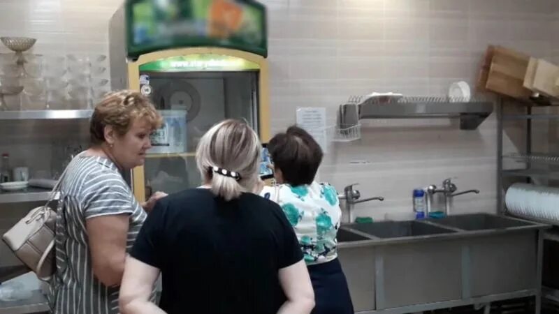 Отравление в кафе. Кафе семейный очаг рассказово. семейный очаг тамбов. рассказово отравились выпускники. роспотребнадзор в ресторане.