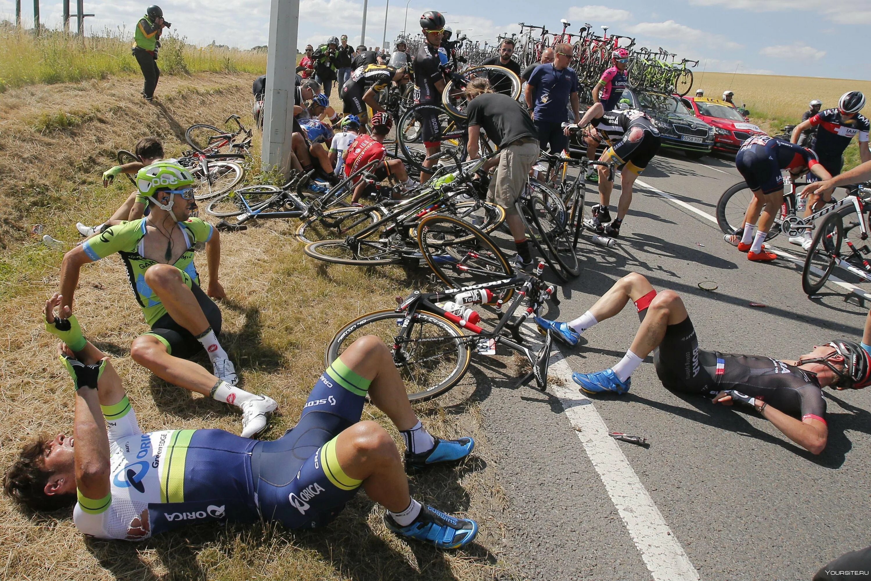 После сильного падения. Велосипедист тур де Франс. Tour de France велогонщики. Тур де Франс фото велосипедистов.