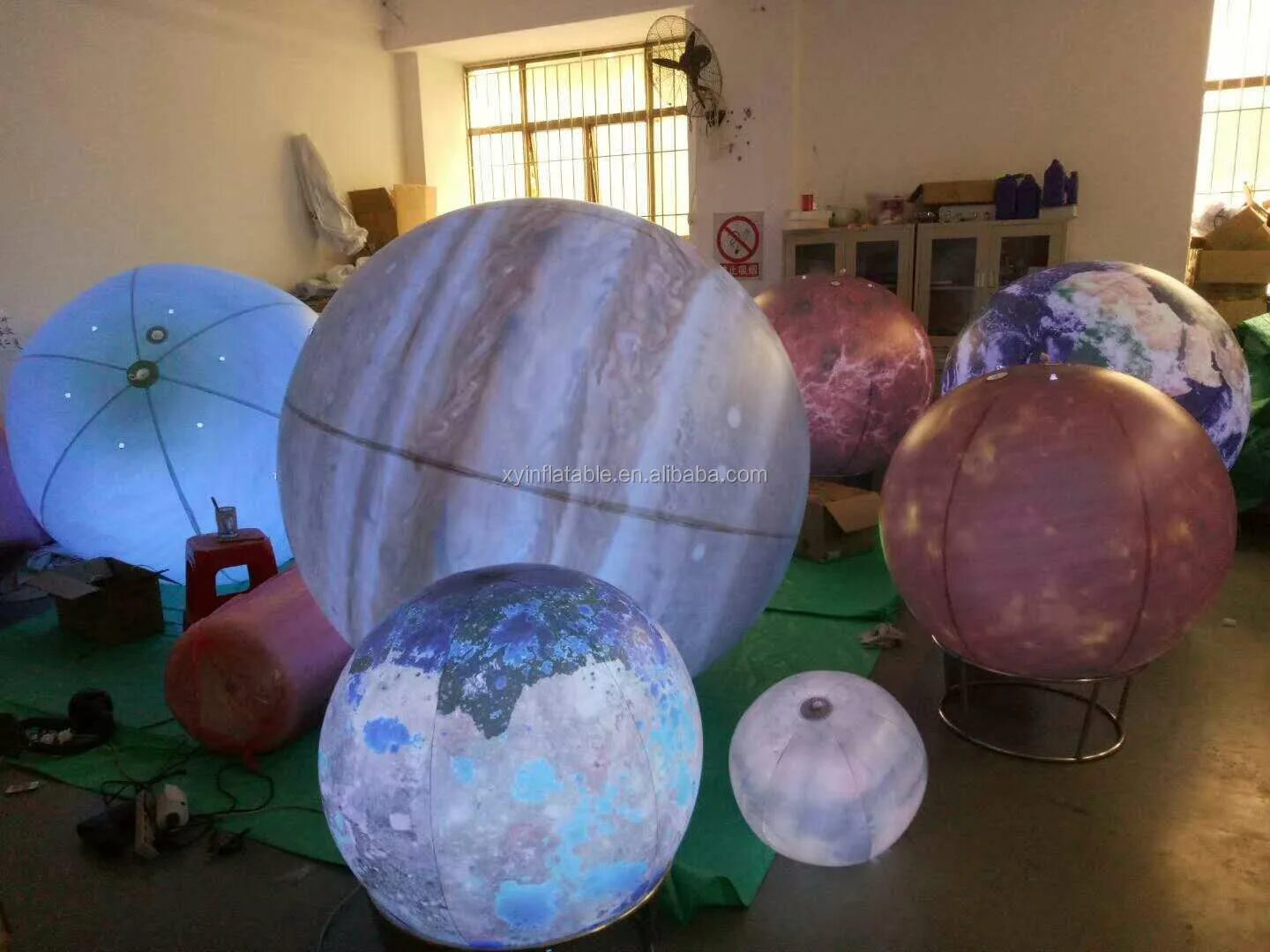 Из шара сделать космос. Большой шар космический. Надувные шары планеты. Воздушные шары в виде планет. Солнечная система шары.