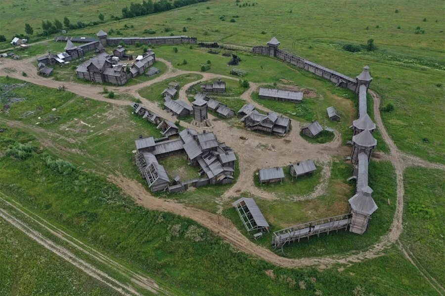 Сердце пармы сцена. Сердце пармы губаха. губаха место съемок сердце пармы. киногородок сердце пармы. сердце пармы декорации губаха.