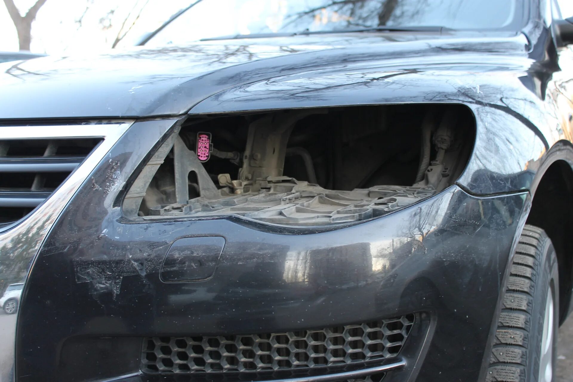 Украли фары с автомобиля. Порше кайен фары украли. Украли фары. Воруют фары. Порше кайен фары украли.