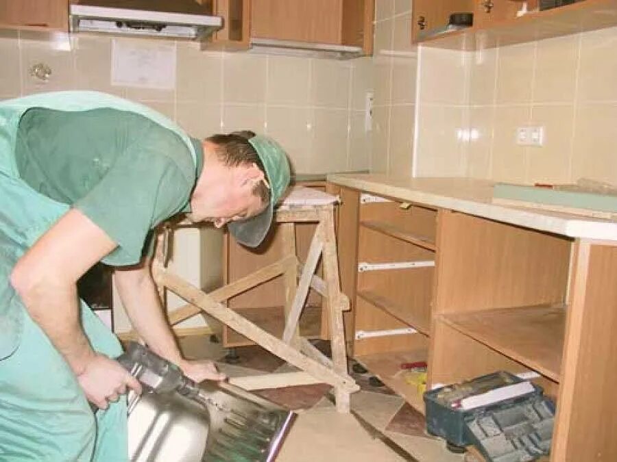 Установка кухни своими руками. Установщик кухонных гарнитуров. сборка кухни своими руками. демонтаж кухонного гарнитура. сборка и монтаж кухонного гарнитура.