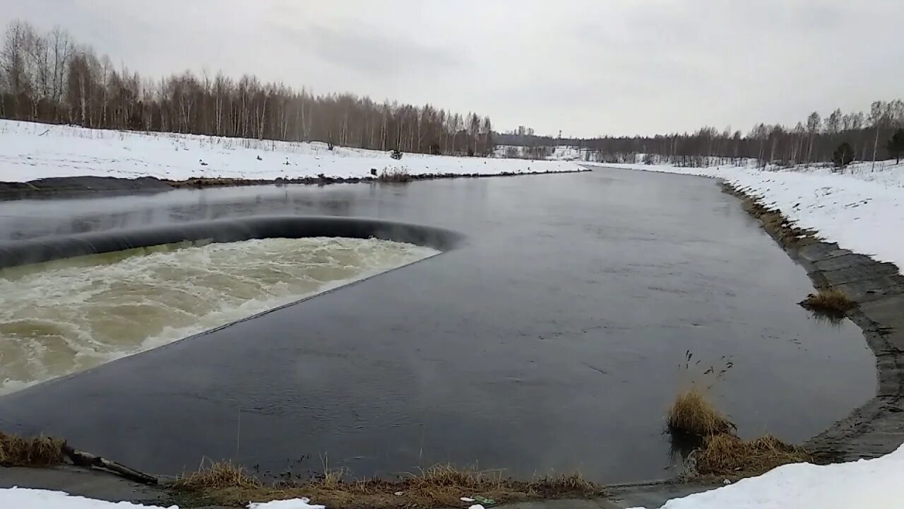 Сброс воды десногорское. Трояновский сброс Десногорск. Десногорское водохранилище плотина. Десногорск водосброс. Водосброс Десногорское водохранилище.