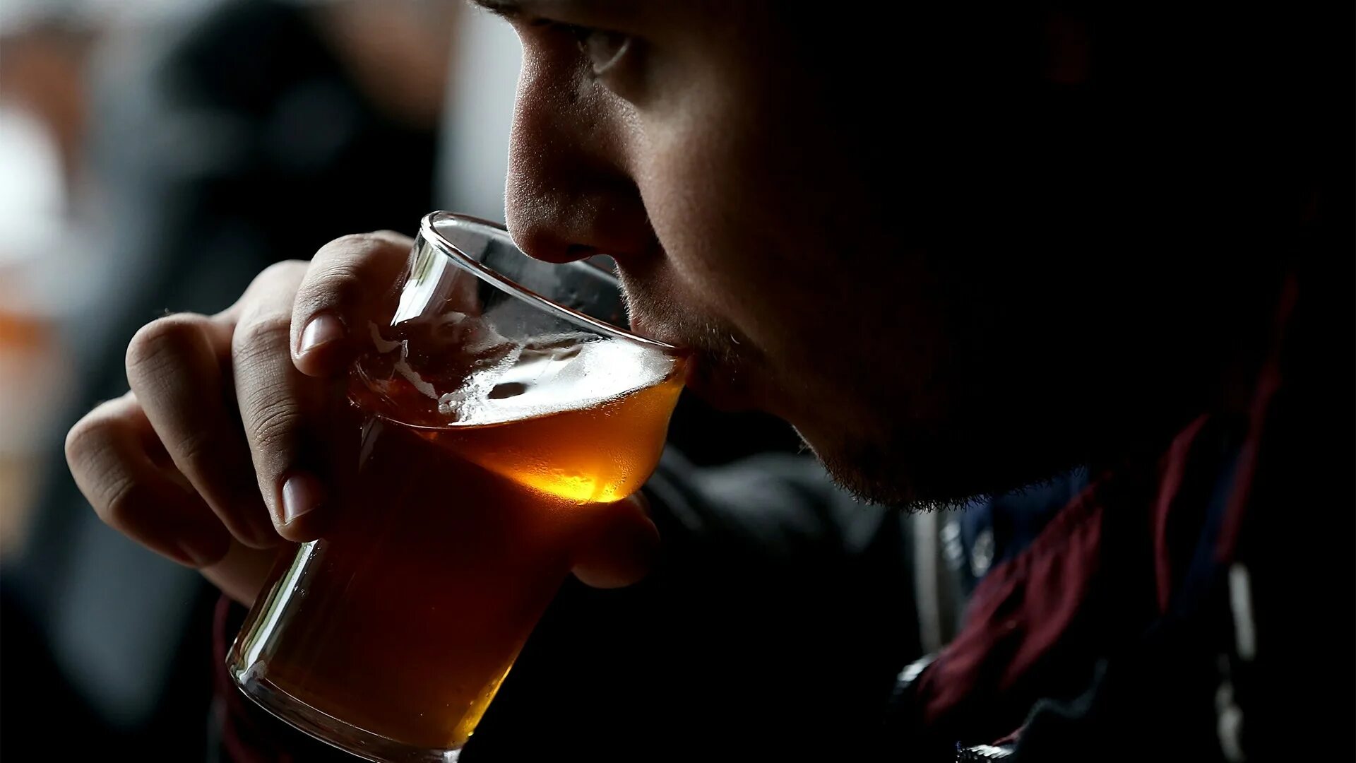 Drinking during. Пробует пиво. Алкоголь. Алкоголизм. Дринкин алкоголь.