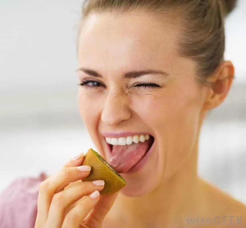 Кисло у девушки. Кислая девушка. Кисло у девушки. Девушка завтракает. Лимон эмоции.