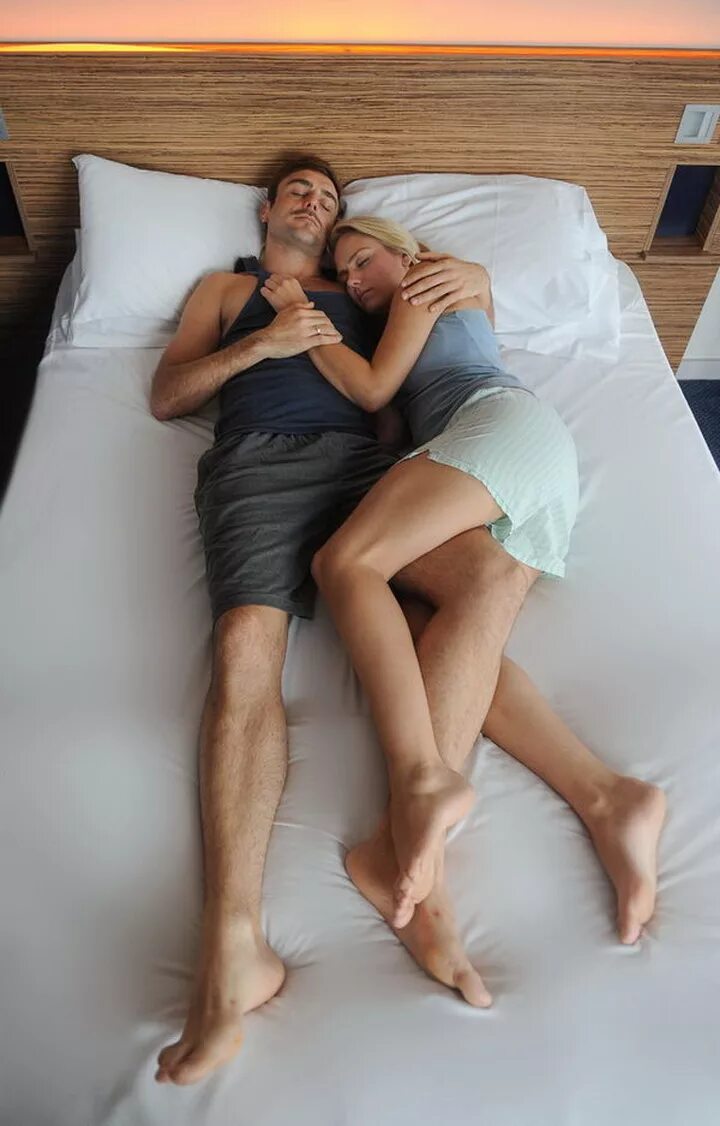 ноги на мужских плечах. поза на боку. классическая поза. мужчина и женщина на диване. паиень ежит на девушке.