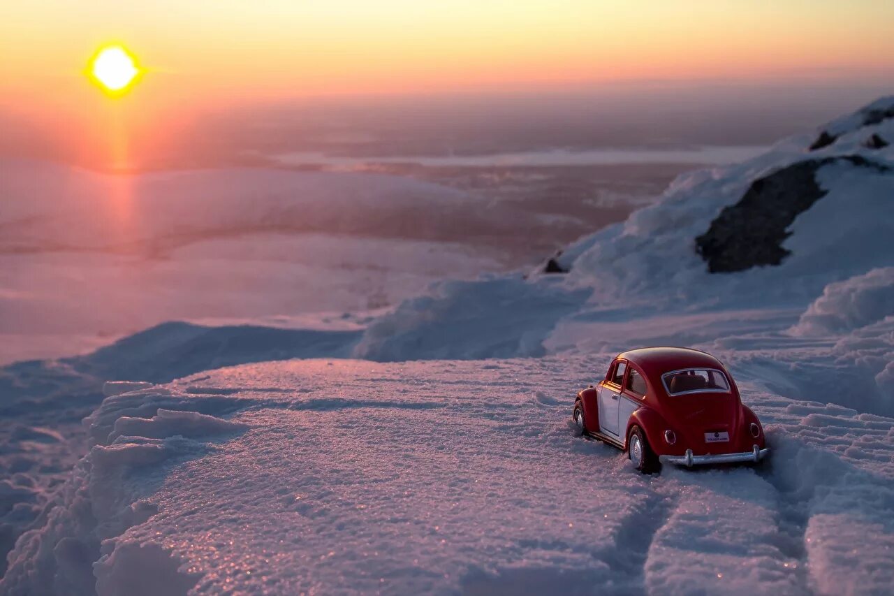 Машина зимой. Машина в снегу. Зима дорога машина. Автомобиль в зимних горах.