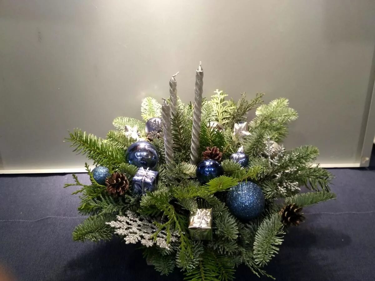 омела рождество можжевельник. новогодняя композиция из можжевельника. новогодняя композиция из можжевельника. новогодняя композиция из веток можжевельника. названия новогодних композиций на конкурс.