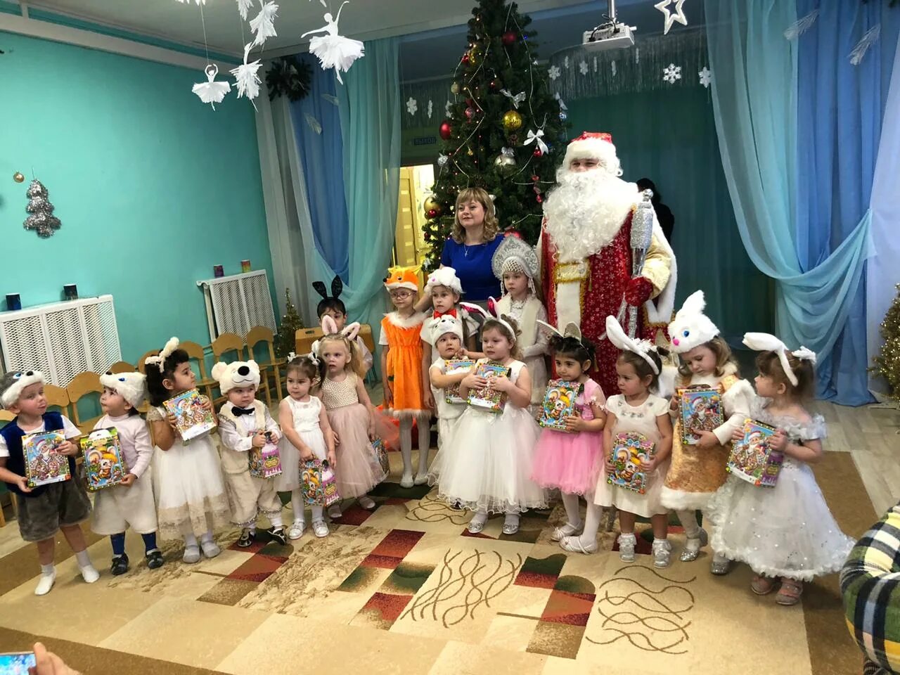 дед мороз в саду утренник. новогодний утренникстаишая группа. утренник новый год подготовительная группа. утренник в детском саду подготовительная группа. утренник в детском саду новый год.