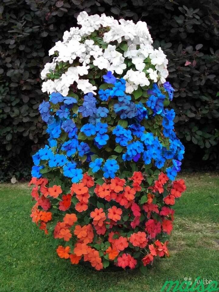Цветочная башня леруа. Башня цветов. Цветник flower tower цветочная башня. Петуниевое дерево из цветов. Dubai miracle garden дубай.