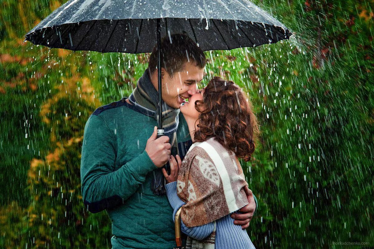 Последние двое. Влюбленные под дождем. Мужчина и женщина под зонтом. Под дождем. Прогулка под дождём.