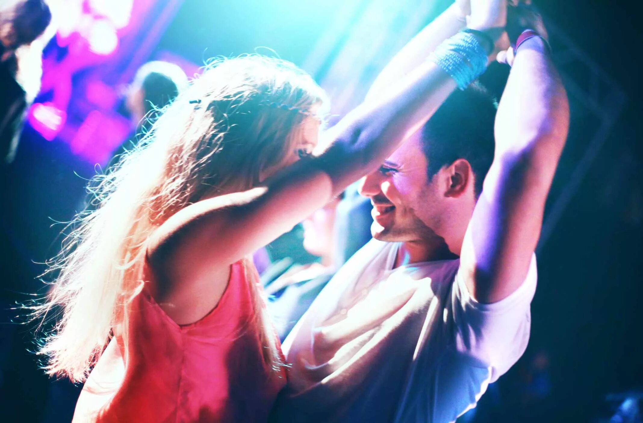 Танцуй клубная. Пара танцует в ночном клубе. Танцующая пара в клубе. Парень и девушка танцуют в клубе. Парень и девушка танцуют вмклубе.