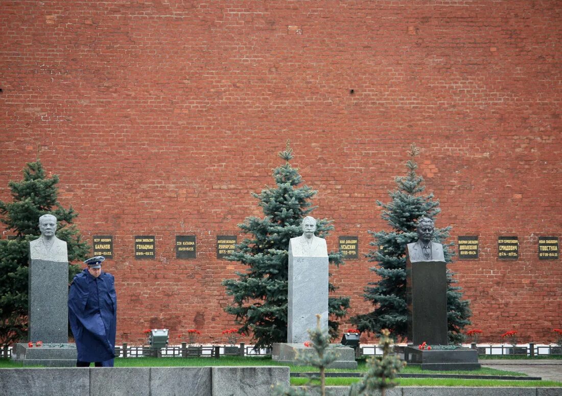 Список у кремлевской стены. Некрополь у кремлёвской стены. Братские могилы у кремлевской стены в 1917. Некрополис у кремлевской стены. Братские могилы у кремлевской стены.