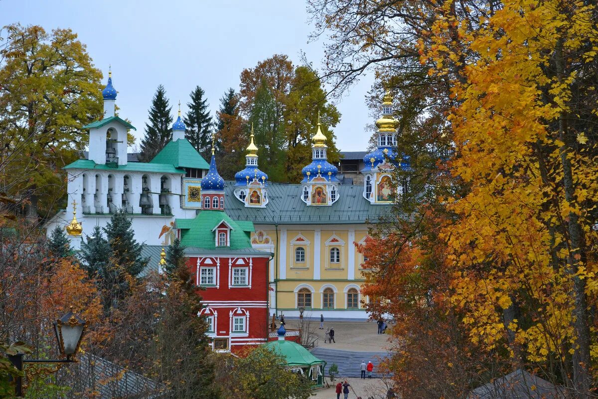 Успенский Псково-Печерский монастырь. Псково-Печерский монастырь Лавра. Псково-Печерский монастырь осень. Псково Печорский монастырь.