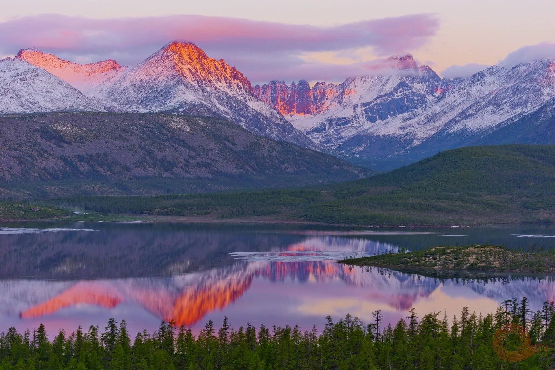 Первозданная природа. Колыма озеро джека лондона. Синские столбы саха. Озеро радужное ергаки. Красота окружающего мира.
