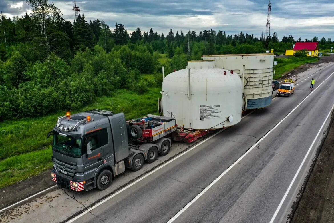 Автомобильная перевозка тяжеловесных грузов. Скания негабарит. Скания хр 500 негабарит. Volvo 500 негабарит. Ивеко негабарит.