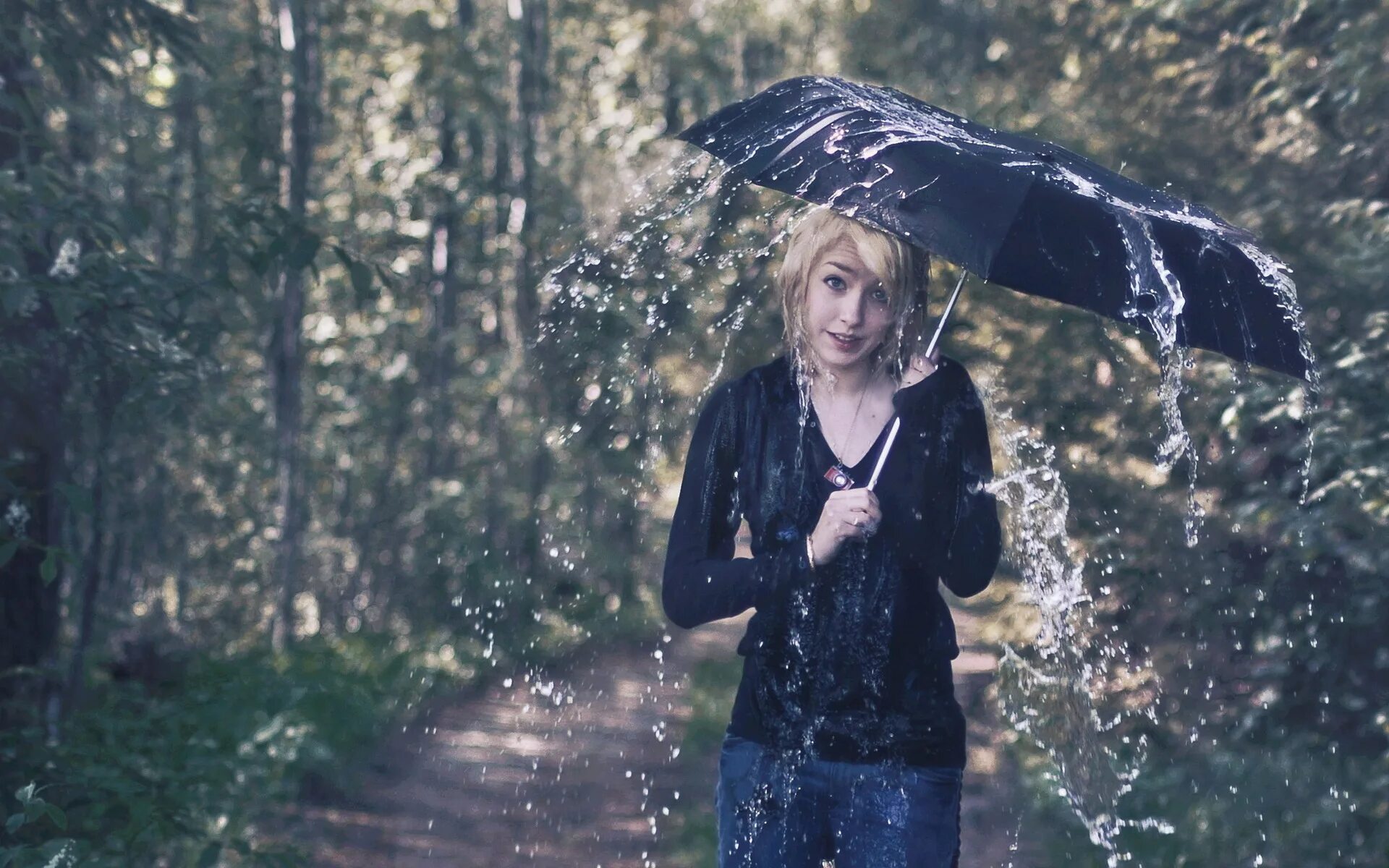 Rain фото. Под дождем. Девушка дождь. Женщина под дождем. Фотосессия в дождь.