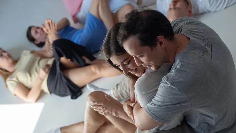 Пайпер перри и 8 негров. Общение группы людей. Фотосессия с негром. Обниматель на терапия. Белая девочка и толпа негров.