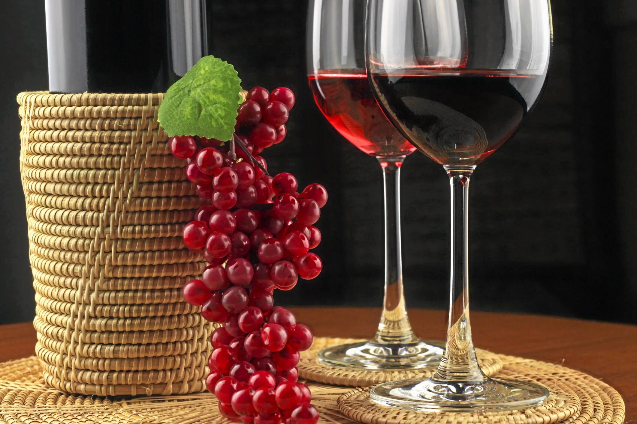 Вино красивые фото. Красное вино. Красное виноградное вино. Шикарное красное вино. Красное вино и виноград.