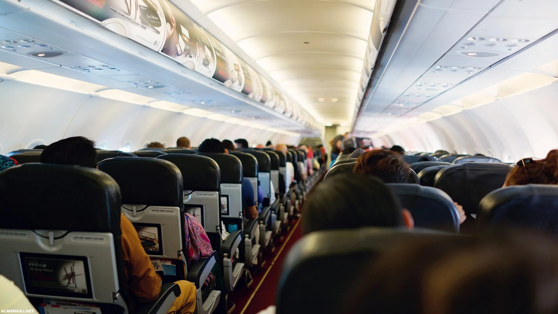 Vietjet air стюардессы. Борт самолета. На борту самолета 22 места 13. Лоукостер салон. Борт самолета.