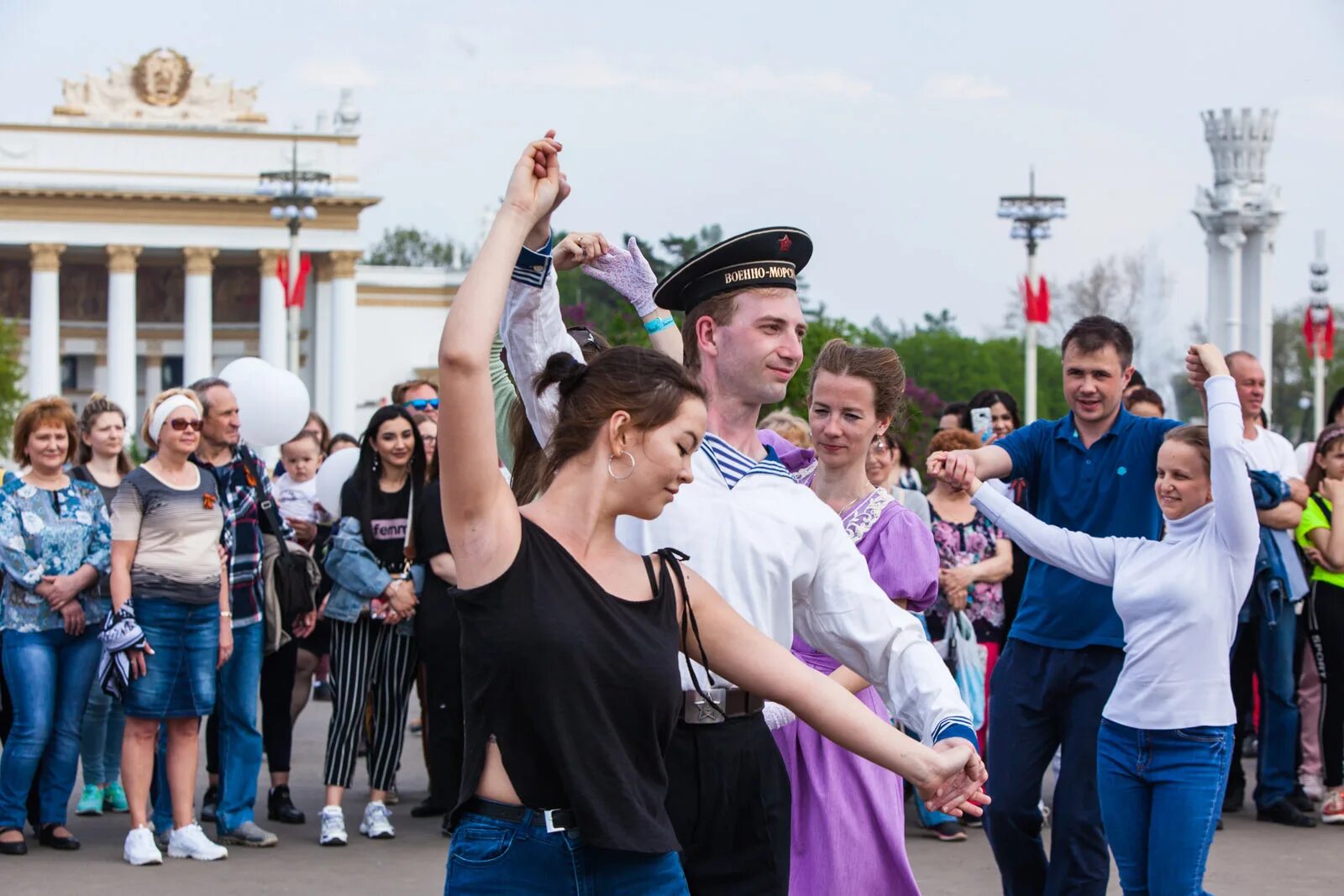 Сегодня вднх мероприятия в москве какие проходят. День победы на вднх. праздничные мероприятия. вднх 9 мая 2025. вднх шествие 9 мая.